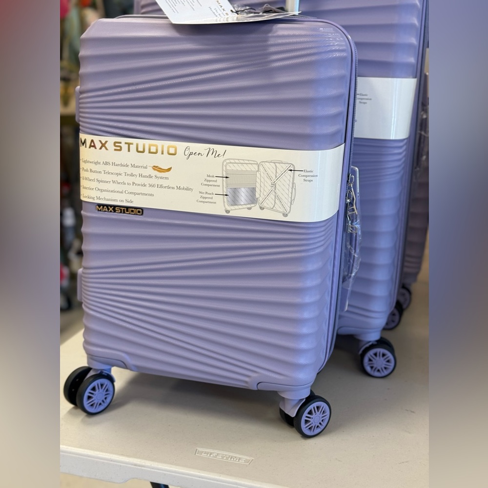 Max Studio luggage carry on 22”
